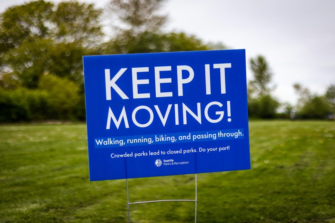a blue sign that says keep it moving